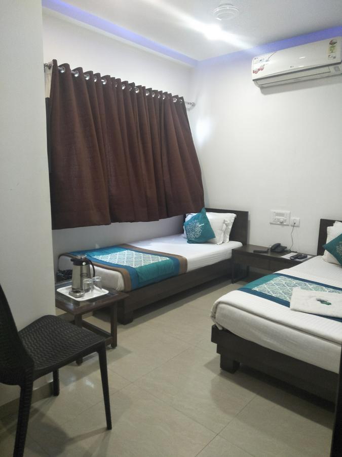 Hotel Ambience Sarkhej Bagian luar foto